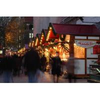 1872_0054 Weihnachtsmarkt bei der Petrikriche - beleuchtete Weihnachtsstände, Passanten. | Adventszeit - Weihnachtsmarkt in Hamburg - VOL.1